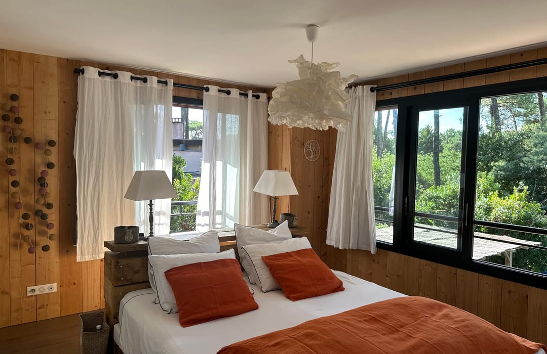 Chambre principale avec vue sur la piscine maison Piraillan